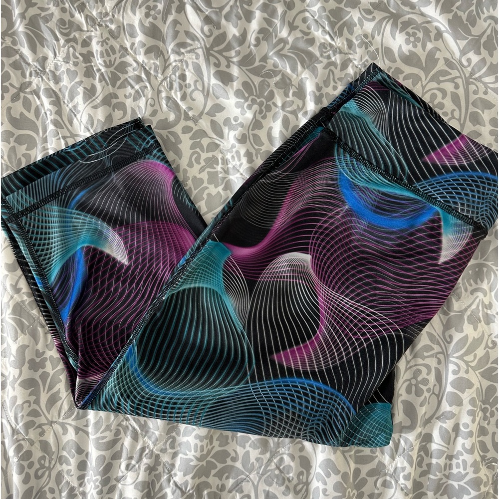 Danskin fitted workout capris/ leggings fun design L
